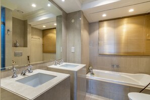 Toallas, jabón, shampoo, papel higiénico