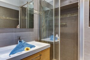 Douche, serviettes fournies, papier de toilette