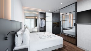 Suite – exclusive | Sengetøy av topp kvalitet, memory foam-senger, minibar og safe på rommet