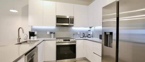 Refrigerador, microondas, horno y parrilla de estufa