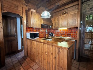 Fridge, microwave, oven, dishwasher - Family chalet with garden and fireplace, pets allowed (Samoëns)