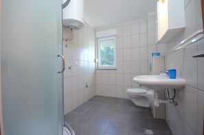 Lägenhet - 1 queensize-säng med bäddsoffa | Badrum | Dusch, hårtork och handdukar
