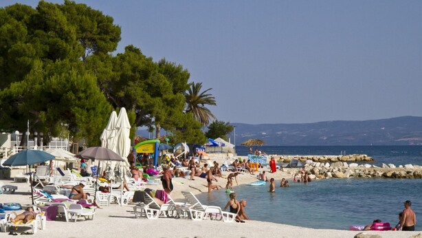 A beach with sun loungers and umbrellas, a pool, and a rocky shoreline. - A7 - apt With 2 Balconies, 5 min Walking to Beach (Podstrana)