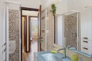 Shower, bidet - Cadimare Lovely Apartment x4 (La Spezia)