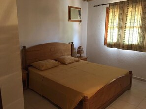 3 bedrooms, in-room safe, iron/ironing board, travel cot