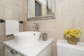 Apartment | Bathroom | Shower, free toiletries, towels