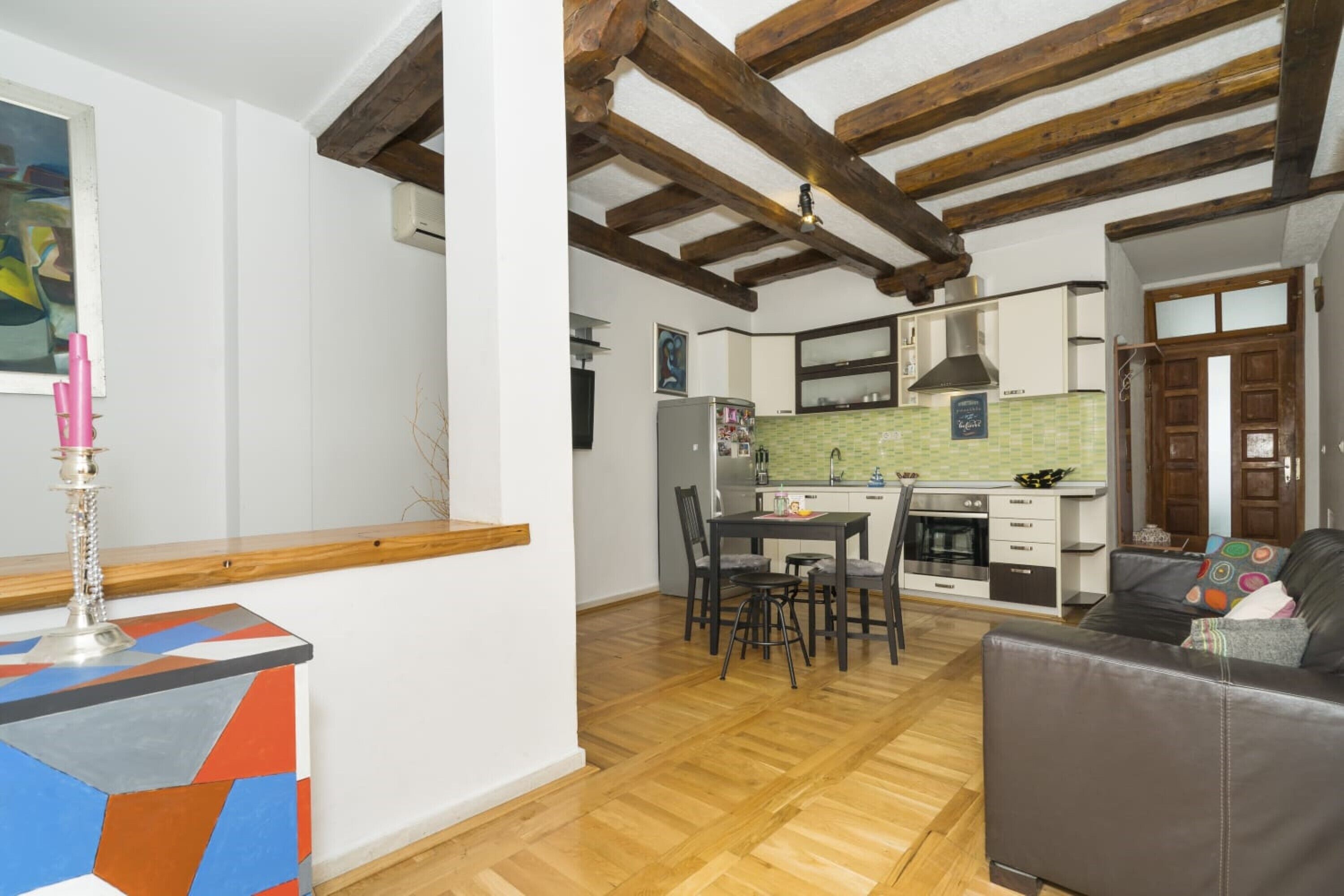 Appartement | Woonkamer | Een 30-inch televisie met digitale zenders