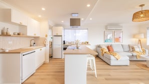 Refrigerador, microondas, horno, placa de cocina