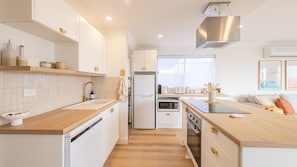 Refrigerador, microondas, horno, placa de cocina