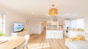 Smart TV, video-game console, DVD player - Bay Getaway, 1, 65 Ronald Ave - recently renovated unit water views (Shoal Bay)