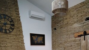 Un coin repas avec une table blanche, des chaises en bois et une carte du monde accrochée au mur.