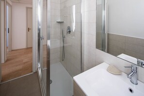 Combined shower/bathtub, hair dryer, bidet, towels