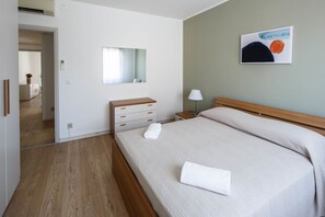 2 bedrooms, iron/ironing board, WiFi, bed sheets