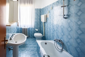 Duschwanne, Haartrockner, Bidet, Handtücher