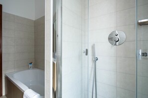 Ducha y bañera combinadas, secador de pelo, bidé y toallas