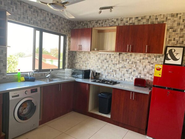 Apartment | Private kitchen | Fridge, microwave, stovetop, electric kettle - Captivating 2-bed Ensuite Apartment in Accra (Accra)