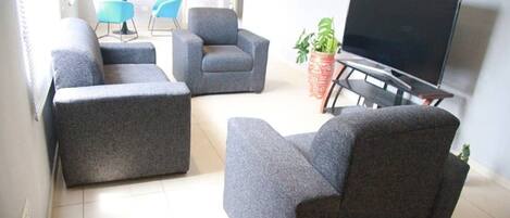 Lejlighed | Opholdsområde | 30-tommers tv med digitale kanaler