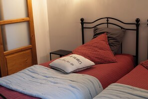 3 habitaciones, tabla de planchar con plancha y cuna de viaje 