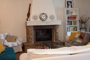 Televisión y chimenea 