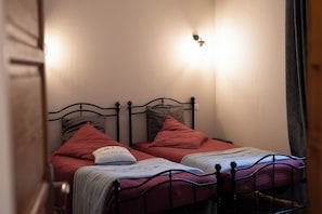 3 habitaciones, tabla de planchar con plancha y cuna de viaje