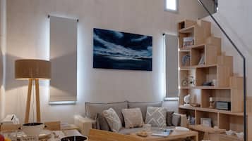 Villa – deluxe, spabadekar | Oppholdsområde | Flatskjerm-TV