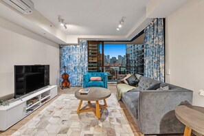 Smart TV, Netflix, streaming services - South Bank Stunner! ~ 3 Bed/2 Bath/1 Car/Views (South Brisbane)