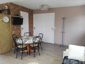 Interior - House 42 m2, 200 m from the sandy beach, with enclosed garden and parking. (Portbail)