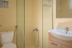 Dusche, Haartrockner, HandtĂŒcher, Seife