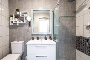 Apartemen | Kamar mandi | Shower, perlengkapan mandi gratis, pengering rambut, dan handuk