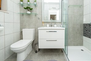 Căn hộ | Phòng tắm | Buồng tắm vòi sen, đồ dùng nhà tắm miễn phí, máy sấy tóc, khăn tắm 