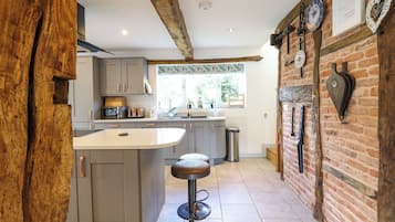 Cottage | Private kitchen | Fridge, microwave, dishwasher, electric kettle