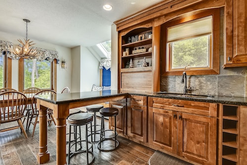 Sunrise East Glade C8 Ski to From Best Sports Center in Killington Indoor Pool Gym Spacious Sunrise condo