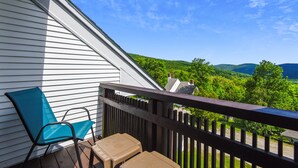 A balcony with a view of a green landscape and mountains. - Sunrise Timberline K2 fully renovated (Killington)