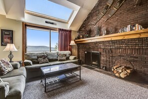 TV, caminetto, lettore DVD