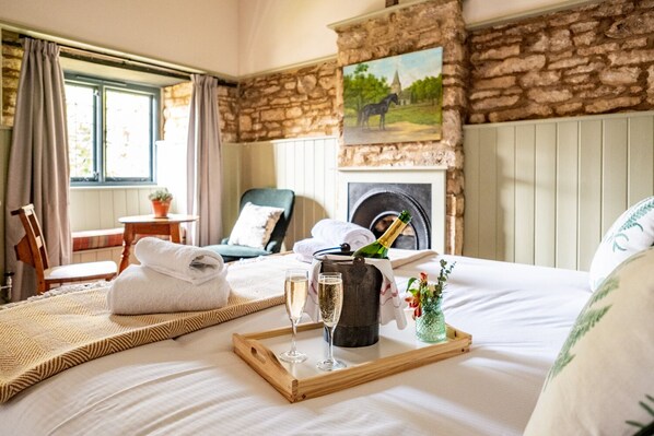 Superior Suite, Ensuite, Courtyard View (Suite ) | Individually decorated, individually furnished - The Bell at Sapperton (Cirencester)