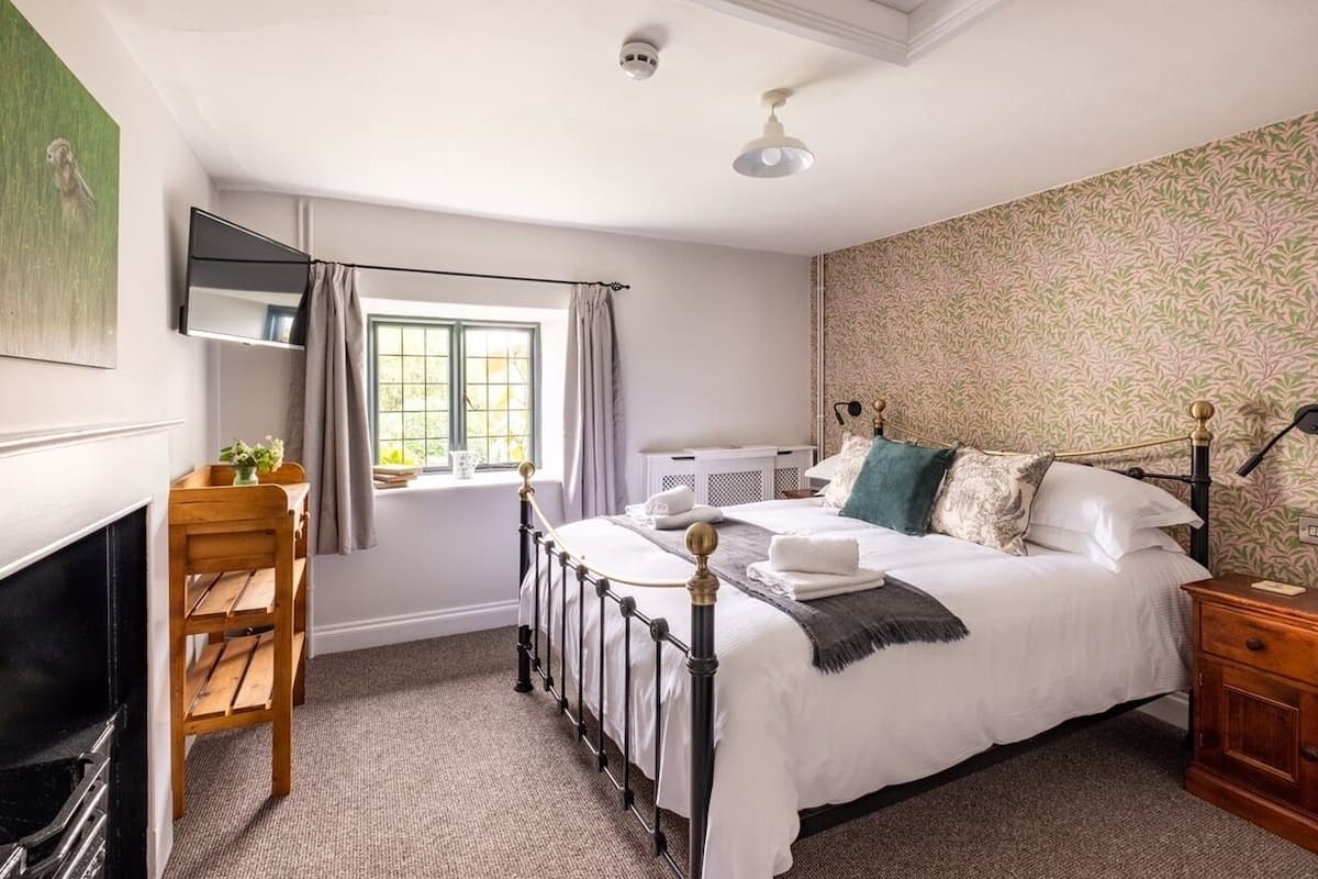 Suite, salle de bains attenante, vue jardin | 1 chambre