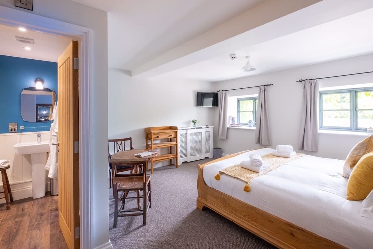 Chambre Double Supérieure, salle de bains attenante, vue cour intérieure | 1 chambre