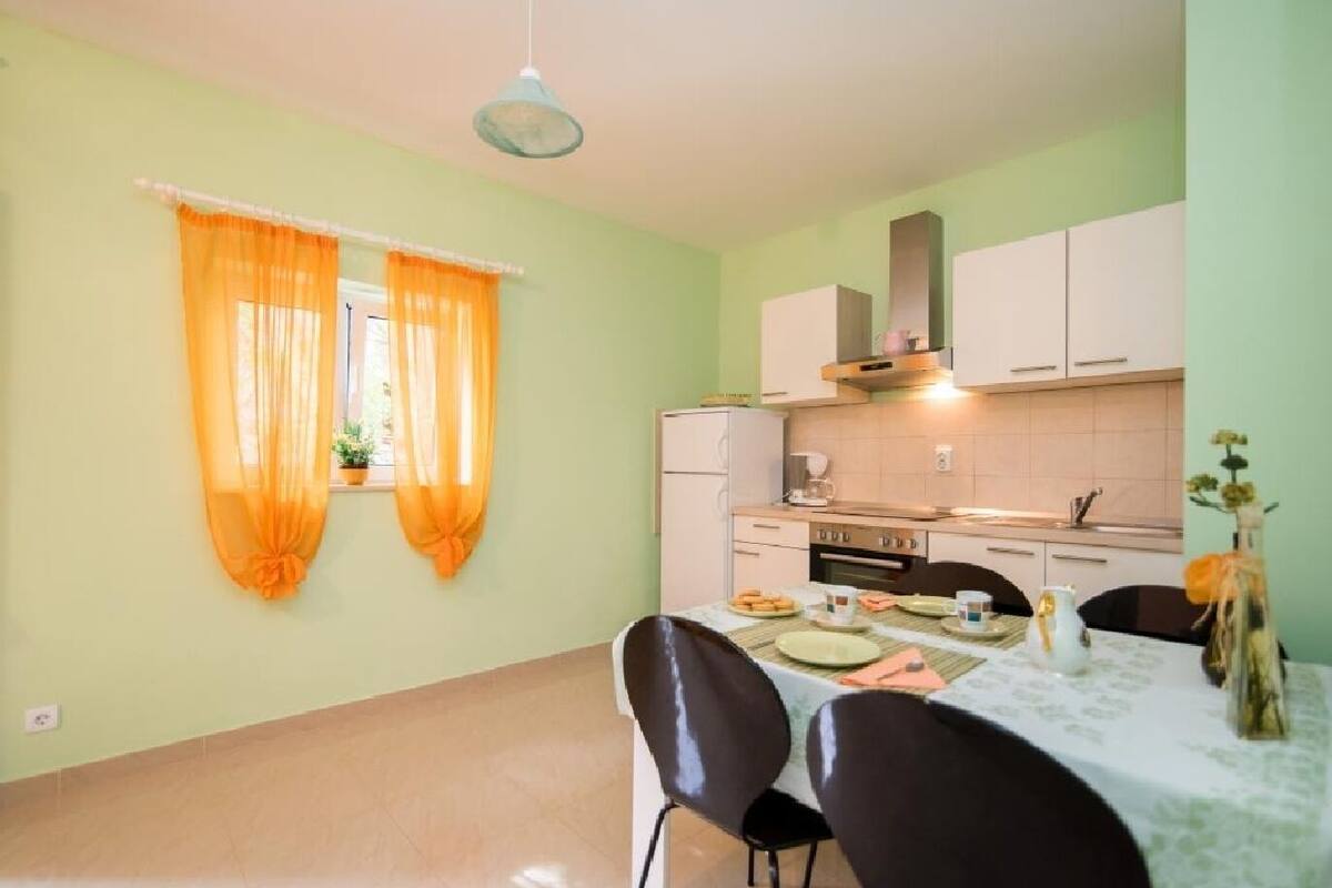 Studio (Studio Apartment with Balcony (Green)) | Private kitchen