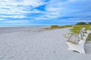 Chaise longue, serviettes de plage