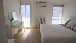 A bedroom with a bed, a desk, a chair, and a window. - La terrasse de Carras (Nice)