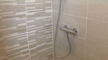 Douche, serviettes fournies, savon, papier toilette