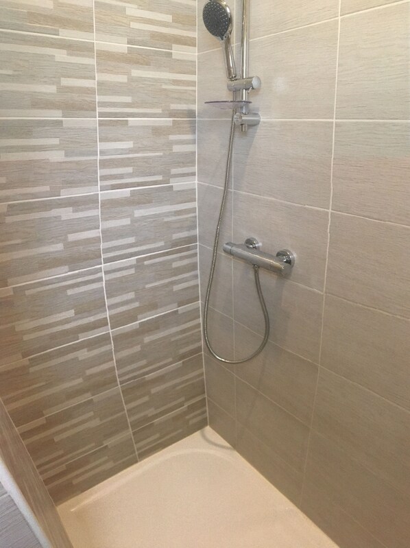 Dusche, Handtücher, Seife, Toilettenpapier