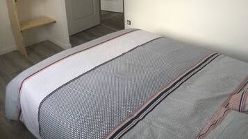3 chambres, fer et planche Ă repasser, draps fournis
