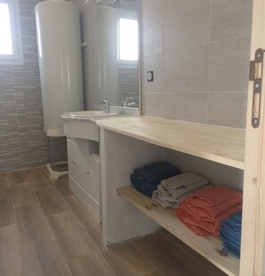 Shower, towels, soap, toilet paper - Maison à 15 Minutes des Plages (Beauvoir-sur-Mer)