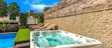 Outdoor spa tub