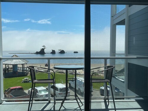 Enjoy views of Siletz Bay from this 3rd Floor Condo. beach access, Taft District