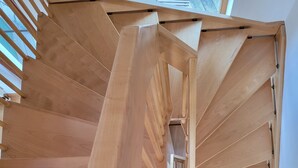 A wooden spiral staircase with a central open space. - Apartment "Weitblick" Greiz in the Vogtland for max. 6 people  (Greiz)