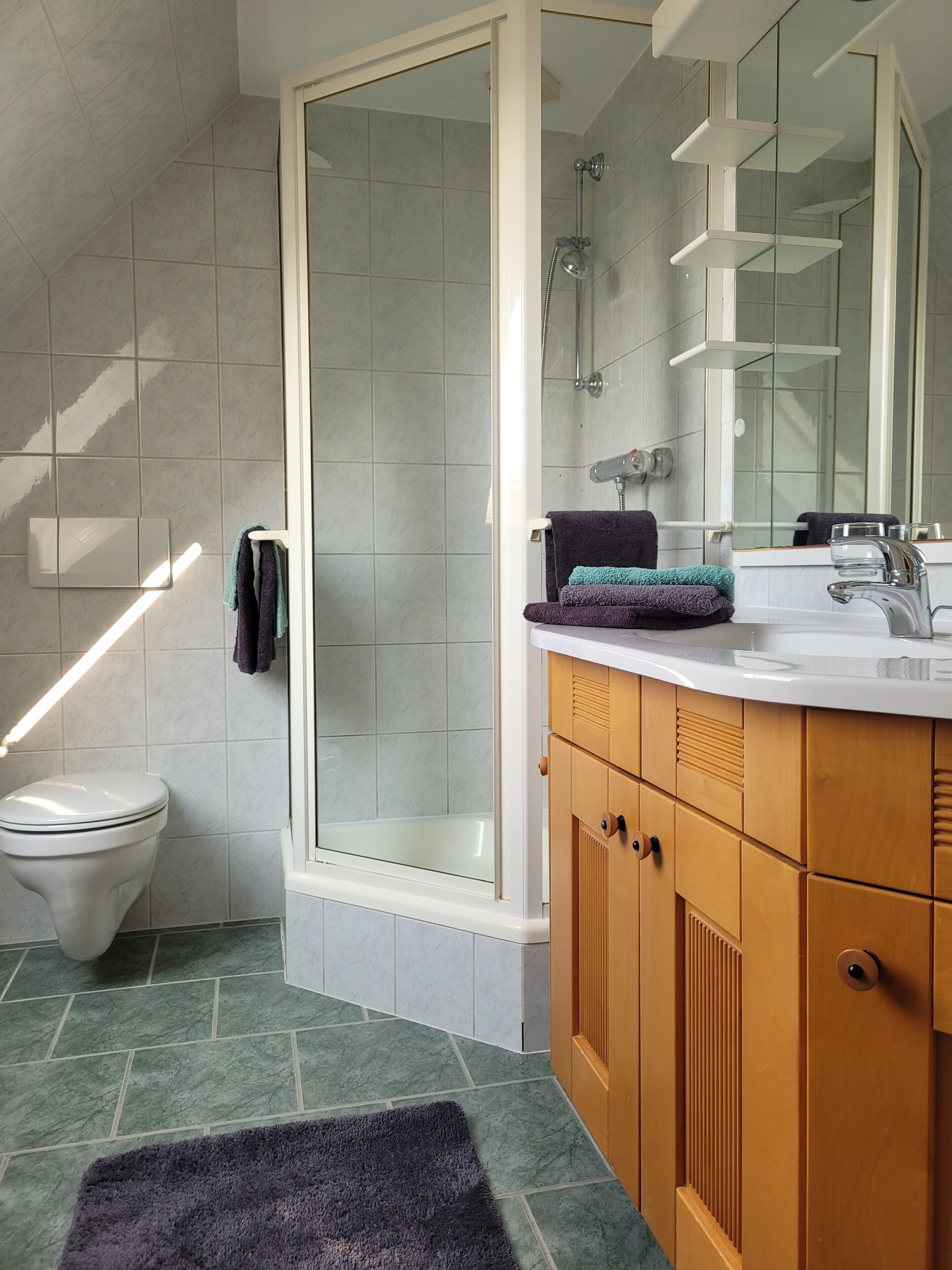 Banheira, secador de cabelo, toalhas de banho, sabonete