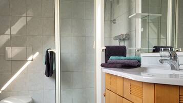 Badewanne, Haartrockner, Handtücher, Seife