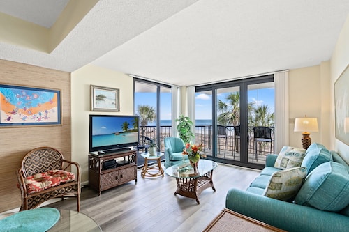 Oceanfront condo in quiet building + Free Attraction Tickets!